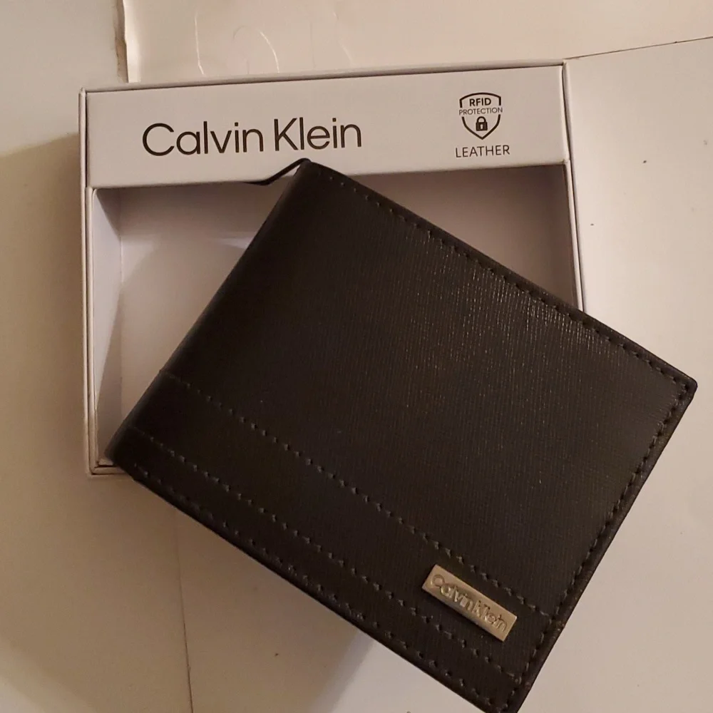 New Calvin Klein Mens brown leather wallet